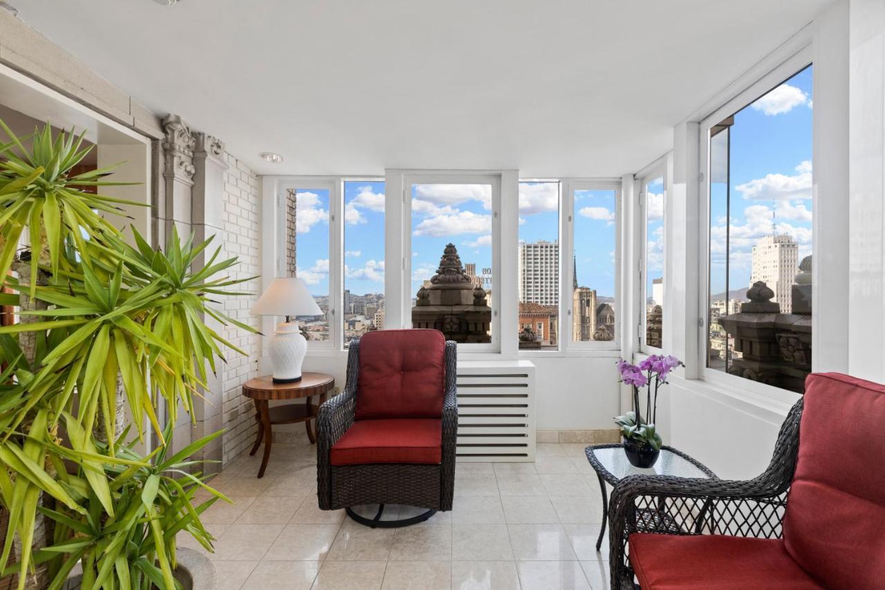 One-Bedroom Suite with Sunroom Access and Dining Area