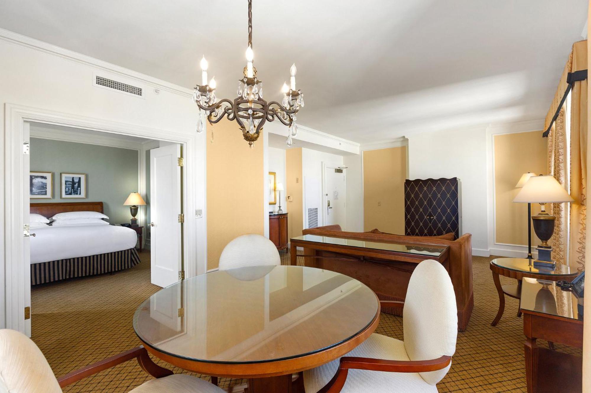 Suíte com 1 Quarto e Área de Refeições