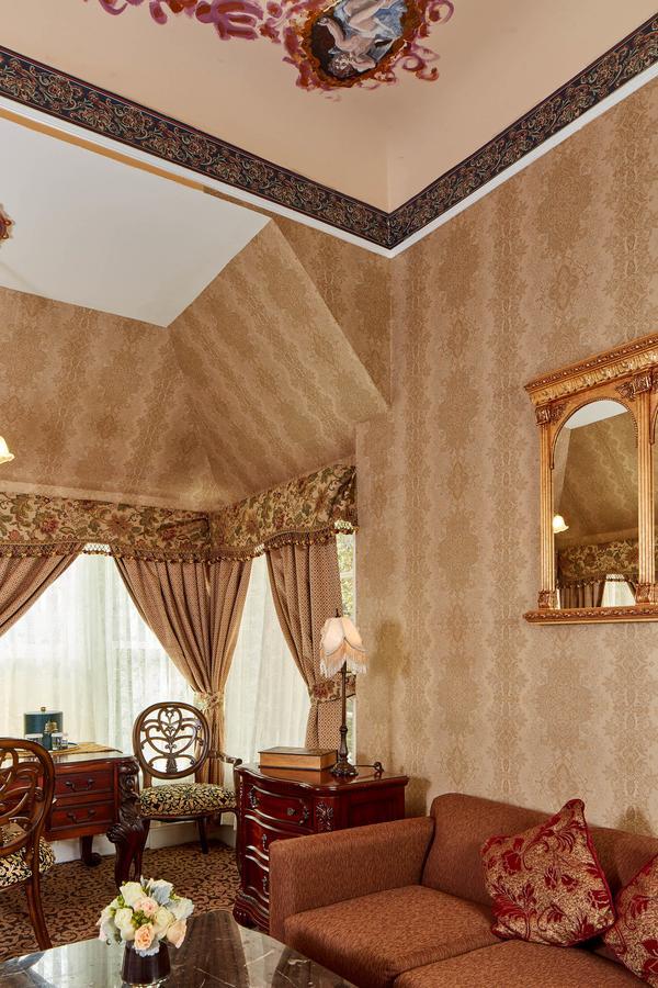 Executive Suite,1210328836:JPEG